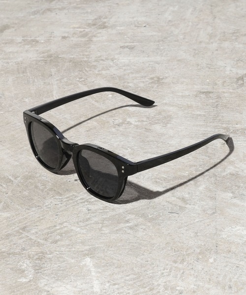 ROOPTOKYO（ループトウキョウ）の「【ケース付】【ユニセックスアイテム】カラーレンズ サングラス UVカット機能付き（サングラス・メンズ・ブラック系その他2/ブラック系その他3/ブラック系その他4/ブラック系その他5/ブラック系その他6/ブラウン系その他2/ブラウン系その他3/ブラック系その他/ブラウン系その他/グリーン系その他/ブルー系その他/クリアブラック/クリア/クリアブラウン/ブラウン系その他4/レッド系その他/ブラック系その他7/ブルー系その他2/グレー系その他2/イエロー系その他/グレー系その他/パープル系その他/スミクロ・FREE）」の5枚目の写真