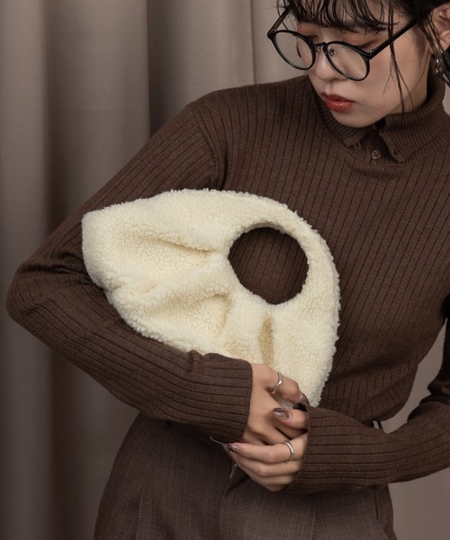 Amiur（エミレ）の「boa double tuck bag / ボアダブルタックバッグ（ハンドバッグ・レディース・ブラック/ブラウン/アイボリー・FREE）」の5枚目の写真