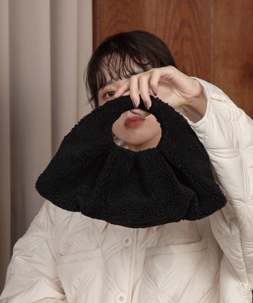 Amiur（エミレ）の「boa double tuck bag / ボアダブルタックバッグ（ハンドバッグ・レディース・ブラック/ブラウン/アイボリー・FREE）」の7枚目の写真