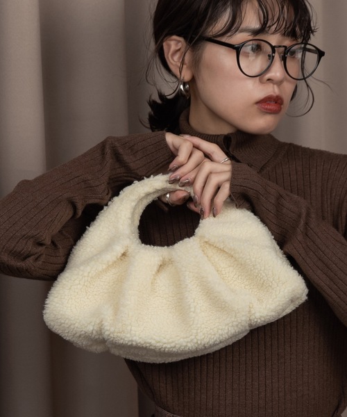 Amiur（エミレ）の「boa double tuck bag / ボアダブルタックバッグ（ハンドバッグ・レディース・ブラック/ブラウン/アイボリー・FREE）」の4枚目の写真