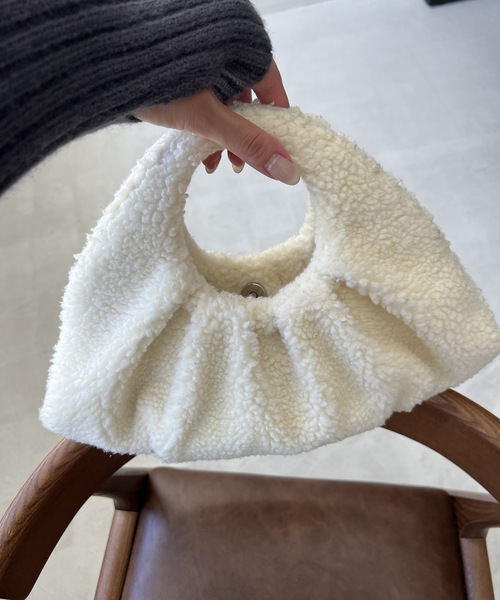 Amiur（エミレ）の「boa double tuck bag / ボアダブルタックバッグ（ハンドバッグ・レディース・ブラック/ブラウン/アイボリー・FREE）」の14枚目の写真