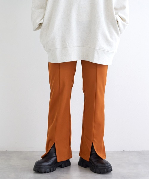 w closet（ダブルクローゼット）の「【ZOZO限定】セミフレアスリットパンツ（スラックス・レディース・オレンジ/ブルー/ベージュ/ブラック/グレー・M/S）」の5枚目の写真