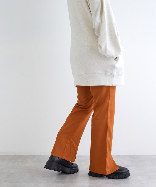 w closet（ダブルクローゼット）の「【ZOZO限定】セミフレアスリットパンツ（スラックス・レディース・オレンジ/ブルー/ベージュ/ブラック/グレー・M/S）」の15枚目の写真
