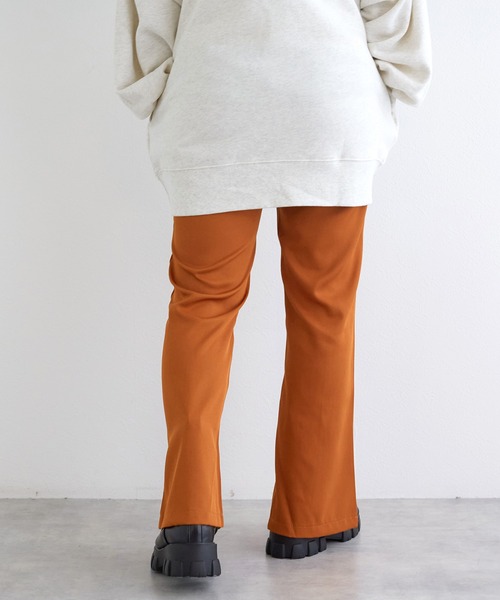w closet（ダブルクローゼット）の「【ZOZO限定】セミフレアスリットパンツ（スラックス・レディース・オレンジ/ブルー/ベージュ/ブラック/グレー・M/S）」の17枚目の写真