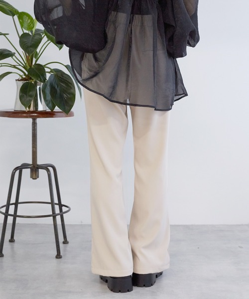 w closet（ダブルクローゼット）の「【ZOZO限定】セミフレアスリットパンツ（スラックス・レディース・オレンジ/ブルー/ベージュ/ブラック/グレー・M/S）」の11枚目の写真
