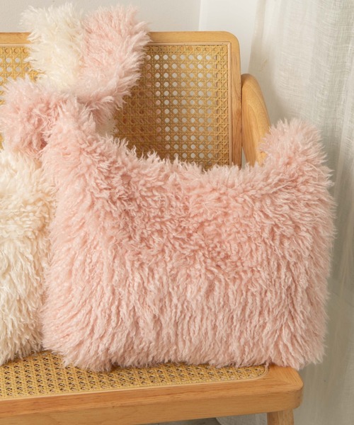 WEGO（ウィゴー）の「WEGO/シャギーBIGショルダー（ショルダーバッグ・レディース・ブラック/ベージュ/オフホワイト/ライトピンク・FREE）」の4枚目の写真