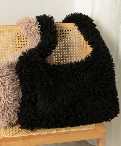 WEGO（ウィゴー）の「WEGO/シャギーBIGショルダー（ショルダーバッグ・レディース・ブラック/ベージュ/オフホワイト/ライトピンク・FREE）」の3枚目の写真