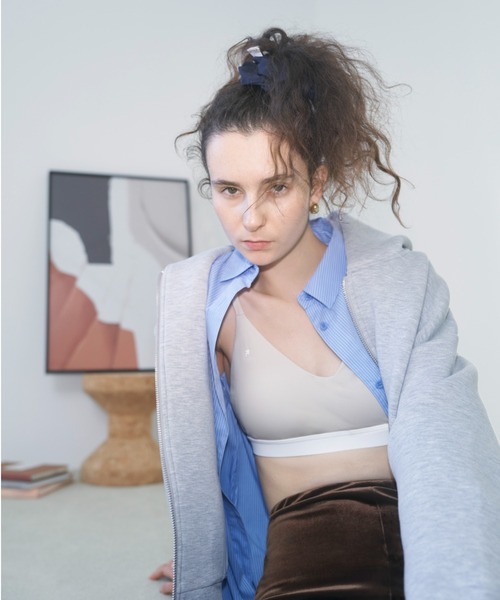 emmi(エミ)の「【emmi yoga】FILAコラボブラトップ(Tシャツ/カットソー・レディース・ベージュ/レッド・0/1)」の1枚目の写真