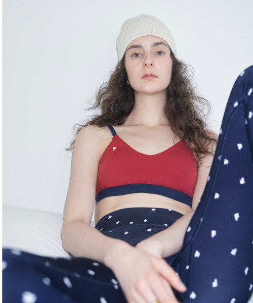 emmi(エミ)の「【emmi yoga】FILAコラボブラトップ(Tシャツ/カットソー・レディース・ベージュ/レッド・0/1)」の2枚目の写真