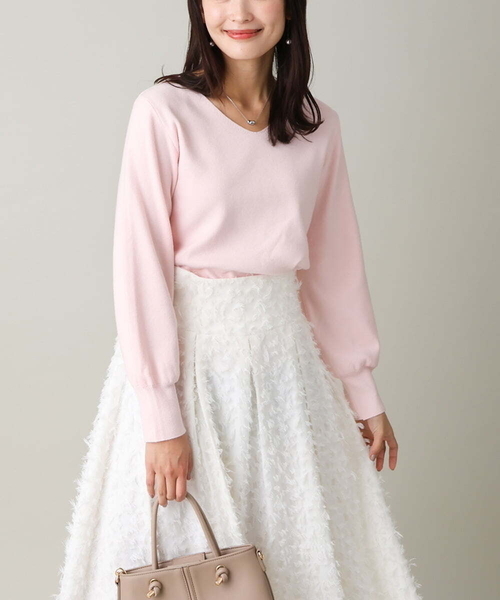 a.v.v(アーヴェヴェ)の「Vネックパフスリーブニット(ニット/セーター・レディース・ブルー/アイボリー/ライトグレー/ブラック/ライトピンク・34/36/38/42/40)」の5枚目の写真