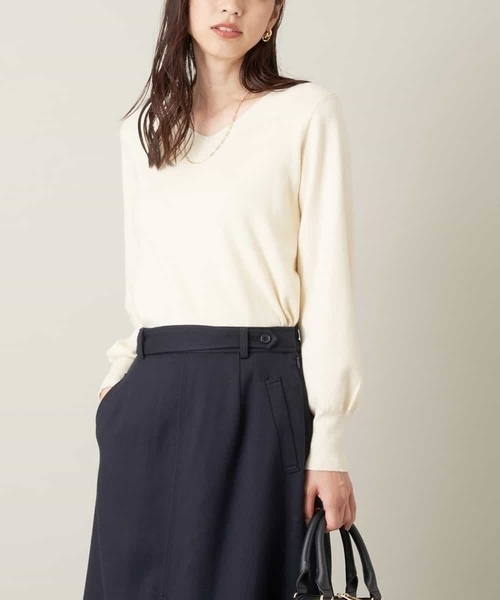 a.v.v(アーヴェヴェ)の「Vネックパフスリーブニット(ニット/セーター・レディース・ブルー/アイボリー/ライトグレー/ブラック/ライトピンク・34/36/38/42/40)」の2枚目の写真