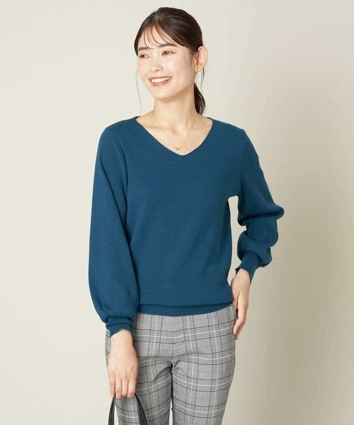 a.v.v(アーヴェヴェ)の「Vネックパフスリーブニット(ニット/セーター・レディース・ブルー/アイボリー/ライトグレー/ブラック/ライトピンク・34/36/38/42/40)」の6枚目の写真