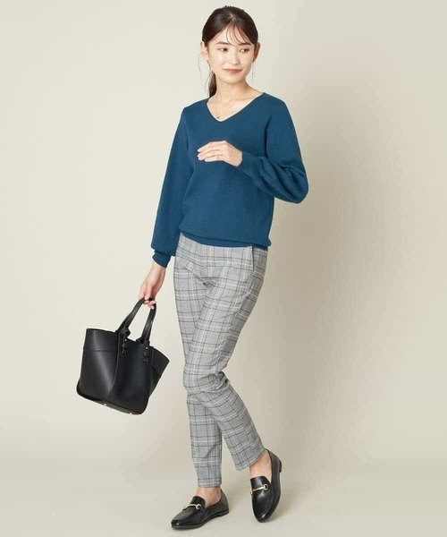 a.v.v(アーヴェヴェ)の「Vネックパフスリーブニット(ニット/セーター・レディース・ブルー/アイボリー/ライトグレー/ブラック/ライトピンク・34/36/38/42/40)」の8枚目の写真