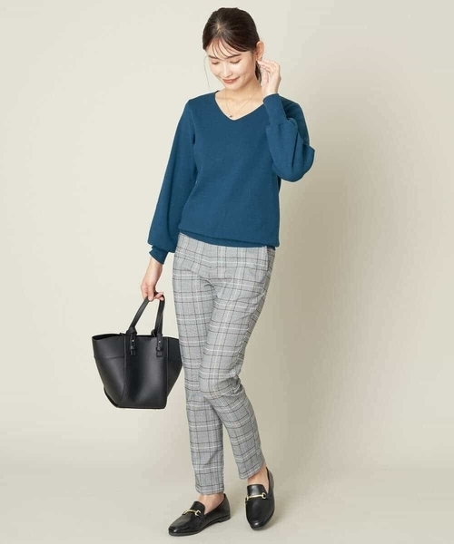 a.v.v(アーヴェヴェ)の「Vネックパフスリーブニット(ニット/セーター・レディース・ブルー/アイボリー/ライトグレー/ブラック/ライトピンク・34/36/38/42/40)」の9枚目の写真