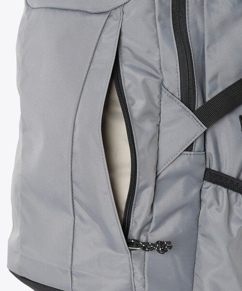 Columbia（コロンビア）の「撥水 新生活 33L リュック／Columbia パナシーア33L バックパック 大容量 PC収納（15インチ対応）／コロンビア（バックパック/リュック・レディース・グリーン/ベージュ/オレンジ/マスタード/ブラック系その他/ブラック/ネイビー/ホワイト系その他3/ホワイト系その他4/オレンジ系その他/グレー/ブラック系その他2/ブルーグリーン・ONE SIZE）」の18枚目の写真