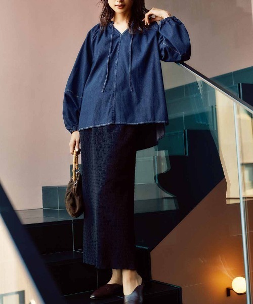 IEDIT（イディット）の「ＩＥＤＩＴ　フェミニンな印象で着られる軽やかデニムブラウス（シャツ/ブラウス・レディース・ダークインディゴブルー/ライトインディゴブルー/チャコールグレー・LARGE/X-LARGE/XX-LARGE/MEDIUM/SMALL/XXX-LARGE）」の4枚目の写真