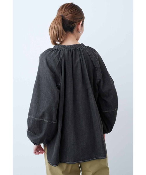 IEDIT（イディット）の「ＩＥＤＩＴ　フェミニンな印象で着られる軽やかデニムブラウス（シャツ/ブラウス・レディース・ダークインディゴブルー/ライトインディゴブルー/チャコールグレー・LARGE/X-LARGE/XX-LARGE/MEDIUM/SMALL/XXX-LARGE）」の9枚目の写真