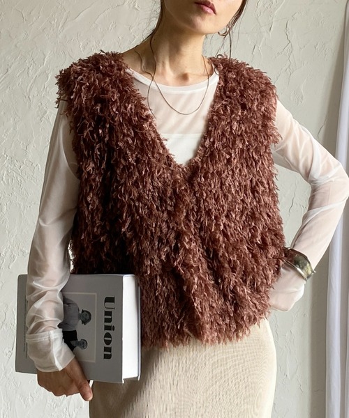 She's Closet（シーズクローゼット）の「深Vネックショート丈フェザージャガード/テープヤーンフリンジベスト（ベスト・レディース・ブラック/グレー/アイボリー/グリーン/グレー系その他/ブラウン・FREE）」の5枚目の写真