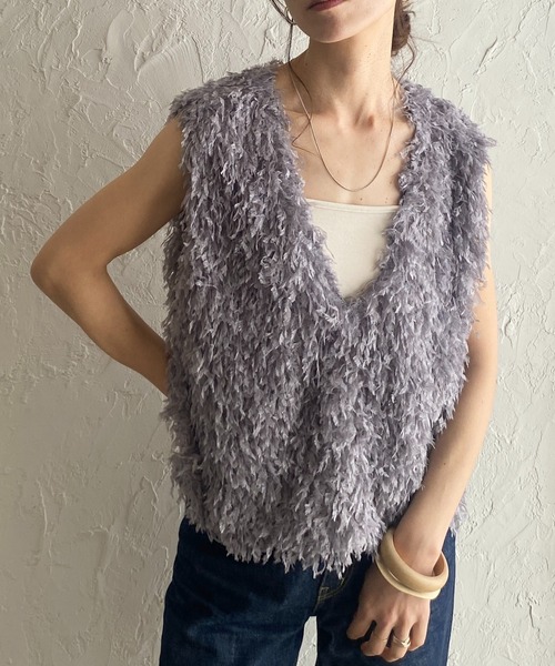 She's Closet（シーズクローゼット）の「深Vネックショート丈フェザージャガード/テープヤーンフリンジベスト（ベスト・レディース・ブラック/グレー/アイボリー/グリーン/グレー系その他/ブラウン・FREE）」の3枚目の写真
