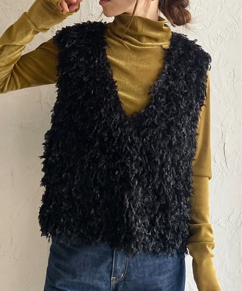 She's Closet（シーズクローゼット）の「深Vネックショート丈フェザージャガード/テープヤーンフリンジベスト（ベスト・レディース・ブラック/グレー/アイボリー/グリーン/グレー系その他/ブラウン・FREE）」の2枚目の写真