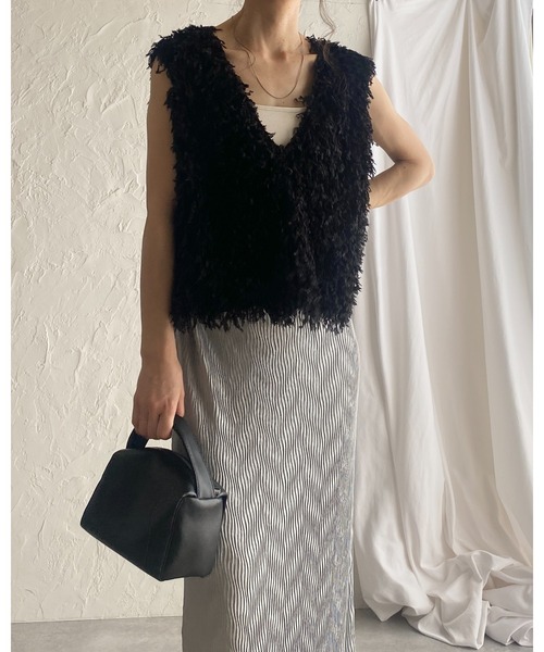 She's Closet（シーズクローゼット）の「深Vネックショート丈フェザージャガード/テープヤーンフリンジベスト（ベスト・レディース・ブラック/グレー/アイボリー/グリーン/グレー系その他/ブラウン・FREE）」の7枚目の写真