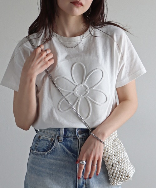 COURO（コウロ）の「エンボスＴシャツ（Tシャツ/カットソー・レディース・ホワイト/ブラック/ホワイト系/ブラック系・M/L）」の2枚目の写真