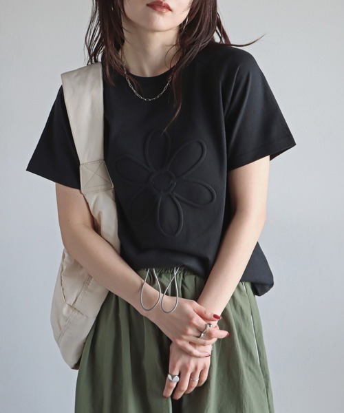 COURO（コウロ）の「エンボスＴシャツ（Tシャツ/カットソー・レディース・ホワイト/ブラック/ホワイト系/ブラック系・M/L）」の4枚目の写真