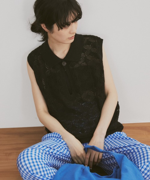 MERLOT（メルロー）の「透かし編みポロベスト（ポロシャツ・レディース・ブラック/ナチュラル・FREE）」の2枚目の写真
