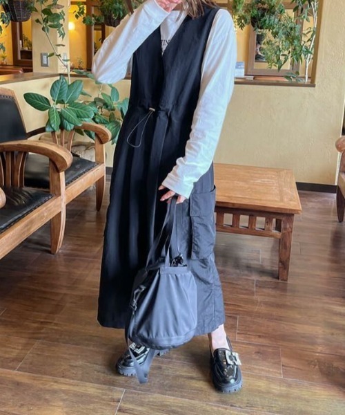 ISOOK（アイスー）の「ドローコードジャンパースカート(yui select) / フレアワンピース 低身長向け カーゴスカート（ジャンパースカート・レディース・ブラック・FREE）」の2枚目の写真