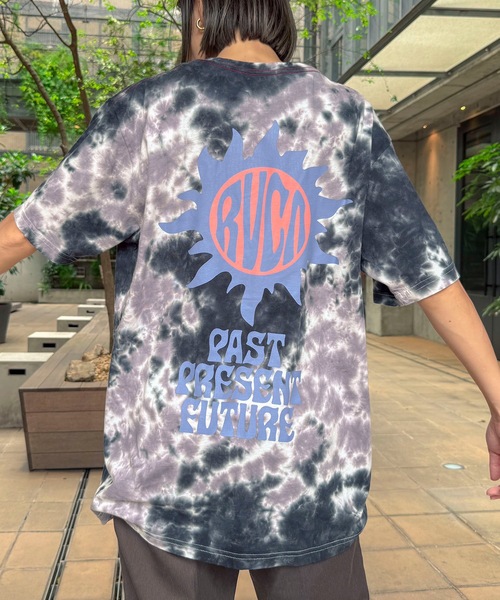 RVCA(ルーカ)の「RVCA メンズ TIEDYE SUN STAMP Tシャツ 【2024年夏モデル】/ルーカ総柄タイダイ半袖Tシャツ(Tシャツ/カットソー・メンズ・グリーン/マルチ/ブラック系その他・SMALL/MEDIUM/LARGE/X-LARGE)」の2枚目の写真