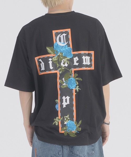 RE730(アールイーセブンサーティー)の「【RE730】十字薔薇モチーフ 半袖ビッグシルエットTシャツ(Tシャツ/カットソー・メンズ・ブラック/チャコールグレー・LARGE/MEDIUM)」の2枚目の写真