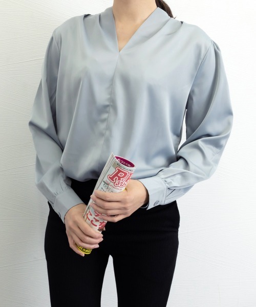 Miniministore(ミニミニストア)の「サテン風シャツブラウス Vネックトップス(シャツ/ブラウス・レディース・ホワイト/ブラック/ブルーグレー・M/L/XL)」の17枚目の写真
