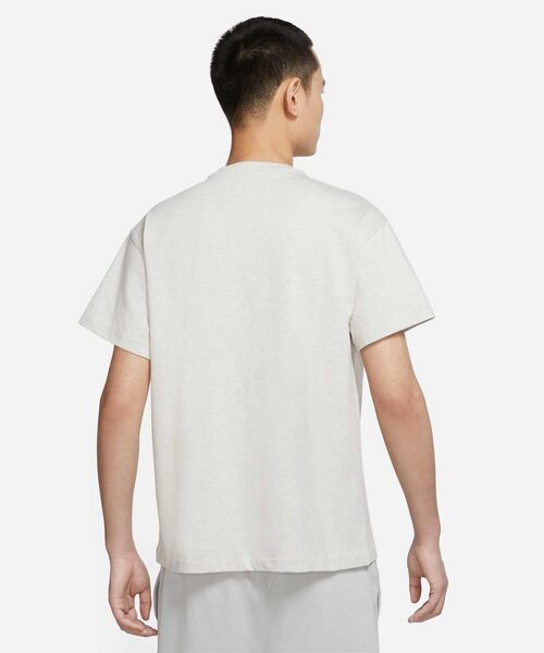 NIKE(ナイキ)の「ナイキ スポーツウェア プレミアム エッセンシャル Tシャツ / Nike Sportswear Premium Essentials Men's T-Shirt DN5241-072 LIGHT BONE(Tシャツ/カットソー・メンズ・オフホワイト・L/M/S/XL)」の2枚目の写真