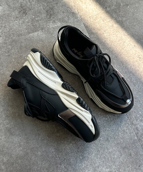 Chez toi（シェトワ）の「メタリックラインスニーカー（スニーカー・レディース・オフホワイト/ブラック/ベージュ・35/37/39）」の2枚目の写真