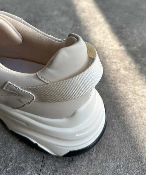 Chez toi（シェトワ）の「メタリックラインスニーカー（スニーカー・レディース・オフホワイト/ブラック/ベージュ・35/37/39）」の7枚目の写真