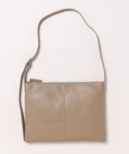 COOCO(クーコ)の「【牛革】シュリンクレザーシンプルフラットショルダーバッグ/A4対応(ショルダーバッグ・レディース・ブラック/グレー系/オフホワイト/シルバー・FREE)」の4枚目の写真