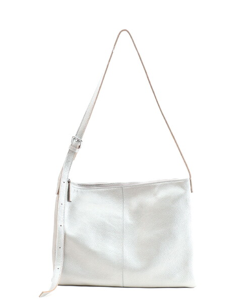 COOCO(クーコ)の「【牛革】シュリンクレザーシンプルフラットショルダーバッグ/A4対応(ショルダーバッグ・レディース・ブラック/グレー系/オフホワイト/シルバー・FREE)」の8枚目の写真
