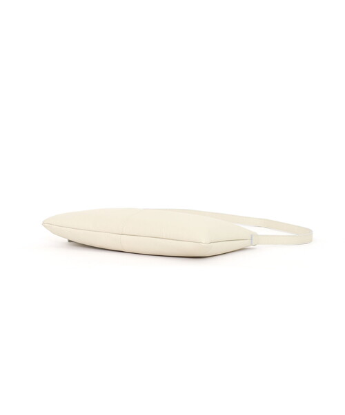 COOCO(クーコ)の「【牛革】シュリンクレザーシンプルフラットショルダーバッグ/A4対応(ショルダーバッグ・レディース・ブラック/グレー系/オフホワイト/シルバー・FREE)」の11枚目の写真