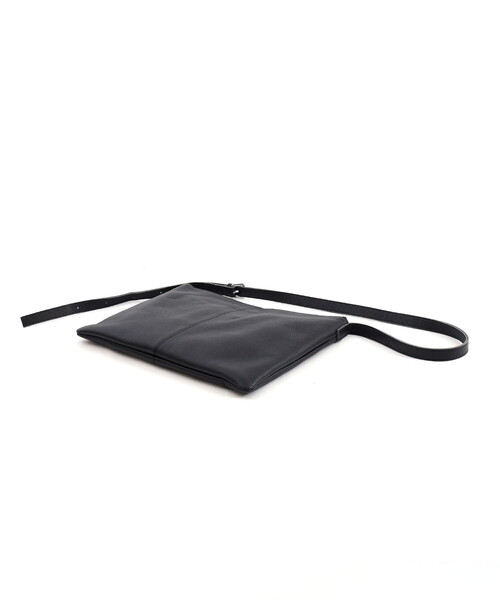COOCO(クーコ)の「【牛革】シュリンクレザーシンプルフラットショルダーバッグ/A4対応(ショルダーバッグ・レディース・ブラック/グレー系/オフホワイト/シルバー・FREE)」の14枚目の写真