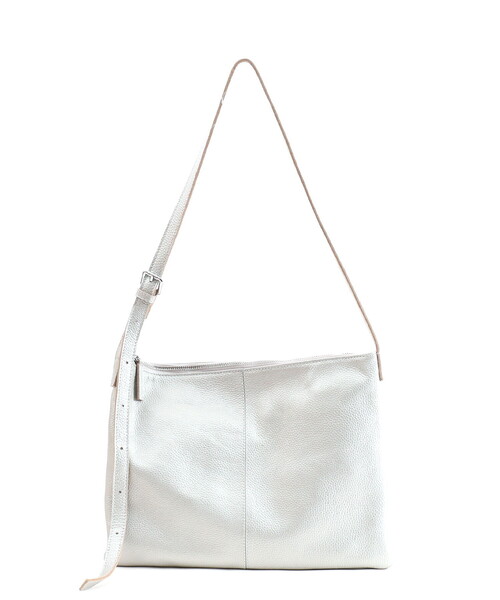 COOCO(クーコ)の「【牛革】シュリンクレザーシンプルフラットショルダーバッグ/A4対応(ショルダーバッグ・レディース・ブラック/グレー系/オフホワイト/シルバー・FREE)」の18枚目の写真