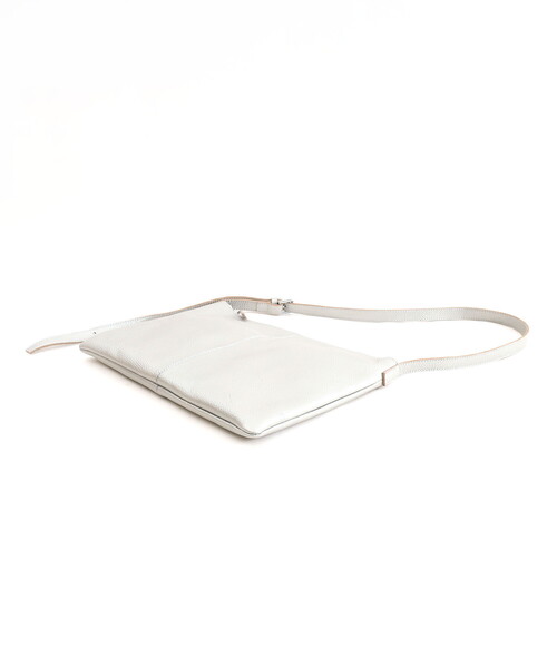 COOCO(クーコ)の「【牛革】シュリンクレザーシンプルフラットショルダーバッグ/A4対応(ショルダーバッグ・レディース・ブラック/グレー系/オフホワイト/シルバー・FREE)」の20枚目の写真