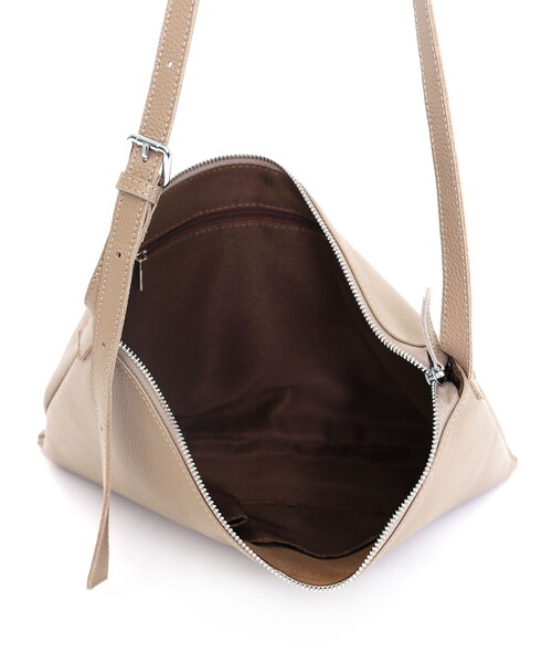 COOCO(クーコ)の「【牛革】シュリンクレザーシンプルフラットショルダーバッグ/A4対応(ショルダーバッグ・レディース・ブラック/グレー系/オフホワイト/シルバー・FREE)」の21枚目の写真