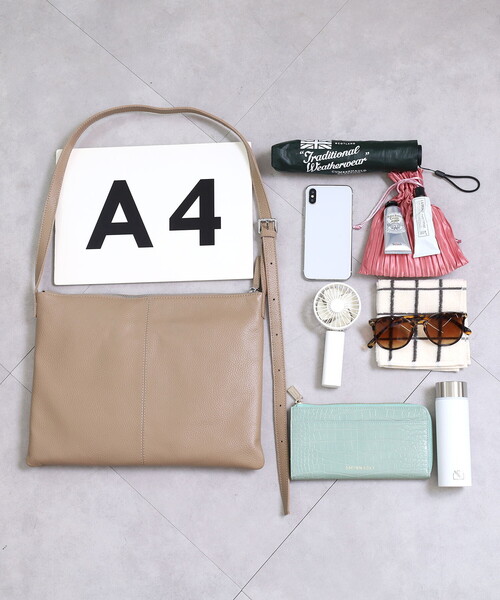 COOCO(クーコ)の「【牛革】シュリンクレザーシンプルフラットショルダーバッグ/A4対応(ショルダーバッグ・レディース・ブラック/グレー系/オフホワイト/シルバー・FREE)」の22枚目の写真