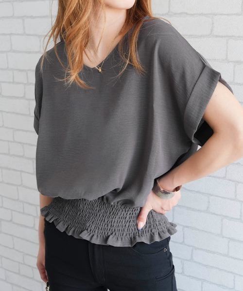 aquagarage（アクアガレージ）の「ウエストシャーリング深Vネックブラウス（シャツ/ブラウス・レディース・ブラック/ホワイト/ベージュ/キャメル/レッド/サックスブルー/ネイビー/チャコール・M/L）」の3枚目の写真