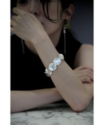 CAWAII（カワイイ）の「波うつフォルムのサークルプレートブレスレット（ブレスレット）」