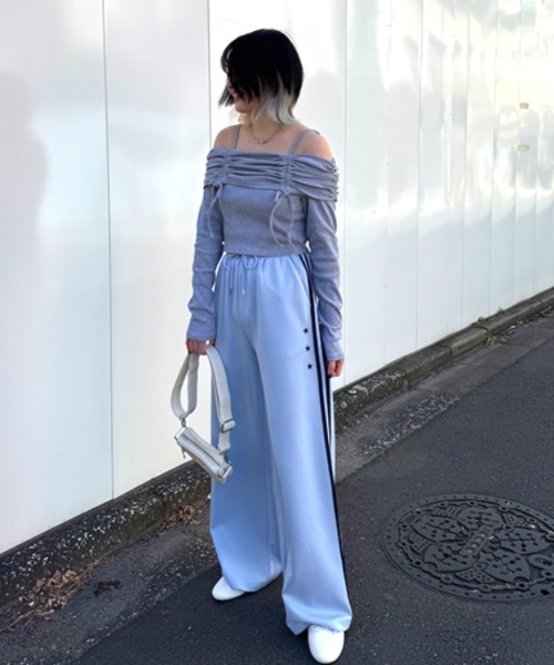 Mi-je（ミジェ）の「オフショルシャーリングトップス【韓国ファッション】（Tシャツ/カットソー・レディース・アイボリー/グレー/ピンク・F）」の7枚目の写真