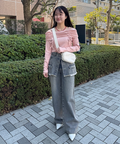 Mi-je（ミジェ）の「オフショルシャーリングトップス【韓国ファッション】（Tシャツ/カットソー・レディース・アイボリー/グレー/ピンク・F）」の6枚目の写真