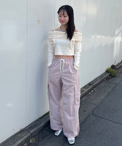 Mi-je（ミジェ）の「オフショルシャーリングトップス【韓国ファッション】（Tシャツ/カットソー・レディース・アイボリー/グレー/ピンク・F）」の5枚目の写真