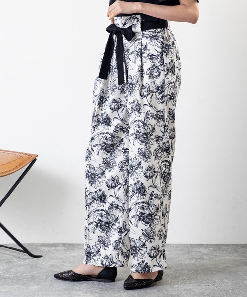 MILLION CARATS(ミリオンカラッツ)の「花柄で魅せる、リボン付き美脚ワイドパンツ(その他パンツ・レディース・オフホワイト/ブラック・FREE)」の3枚目の写真