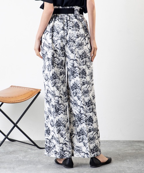 MILLION CARATS(ミリオンカラッツ)の「花柄で魅せる、リボン付き美脚ワイドパンツ(その他パンツ・レディース・オフホワイト/ブラック・FREE)」の5枚目の写真